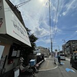 らーめん工房 RISE - この向こう左に駐車場3台