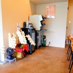 うな賀 - 厨房出入口前のビールサーバー左のウォーターピッチャー隣に