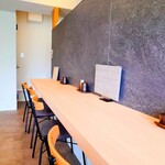 うな賀 - カウンター席は六名対応。