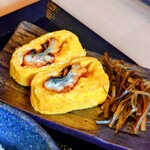 うな賀 - 鰻がたっぷり入った、焼きたて熱々の"鰻巻き"。