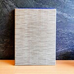 うな賀 - メニュー・カバーも、店内の内装に溶け込んでいる。