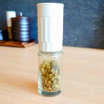 うな賀 - ほんのり赤みを帯び始めている粒山椒。