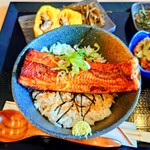 うな賀 - ひつまぶし(出汁茶漬け)仕様の"うな丼"。
