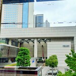 うな賀 - 全面が大きなガラスなので、パノラマ風景が楽しめる、開放感溢れるお店です。