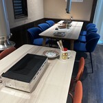 焼肉 高牛園 - 4名席手前6名席奥　貸切可能