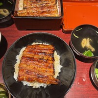 新宿うな鐵 はなれ - 手前が鰻丼、奥が鰻重(上)