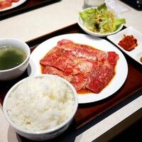 馬車道 de 焼肉 DOURAKU CORRIDA 北仲ブリック＆ホワイト店 - ライス大盛りにしました。質的には普通ですが、このご時世に無料で大盛りにしていただけるのは有り難い。キムチのボリュームは少ないです。