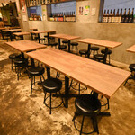 やきとん たまや商店 - ゆったりとしたテーブル席