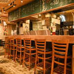 やきとん たまや商店 - カウンターあります