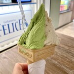 Gelateria FELICE - ダブル（ピスタチオ・カプチーノ）520円