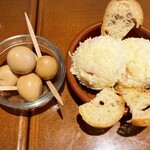 キールズ・バーハウス アオバダイ - うずら卵の燻製5個280円(税込)  美味しいポテサラ580円(税込)