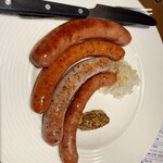 キールズ・バーハウス アオバダイ - シュタットシンケン(青葉台の銘店)のソーセージ盛り合わせ2,850円(税込) ザワークラフトと粒マスタード添え