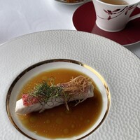 広東料理 センス - 沖縄産尾長鯛の葱生姜蒸し　九条葱オイルと魚汁