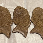 Taiyaki Warashibe Suzuka Ten - 红豆黄油280日元
                      鲷鱼烧220日元×2
                      安娜鲷鱼烧150日元
                      伊势茶鲷鱼烧230日元