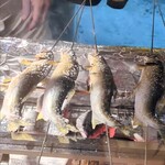 新日本料理おぶね - 和良川の鮎を大将が１時間以上かけて焼き上げていきます。