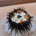 新日本料理おぶね - お通し：島田・初倉の青梅。甲州ワインと蜂蜜を合わせ、凍らせた“氷梅”、銅に漬けて美しい緑を引き出す、日本料理の伝統技法が生かされています。