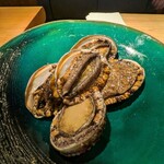 新日本料理おぶね - イキの良い 大ぶりな鮑たち。