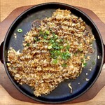 鉄板焼 OMURAYA - 麵を細かく刻んでいるのを見たときには、「嗚呼、なんともったいないことを～^^;」って思いましたが、これはこれでご飯とはまた違う麺の食感が一度に楽しめておいしいな～♡(*´ω`*)♡