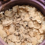 新日本料理おぶね - 土鍋炊きのトリュフをいっぱいかけたご飯。
