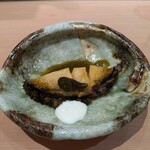 新日本料理おぶね - 蒸し物：越前の鮑 酒蒸し。昆布で包み、肝ソースとクリームチーズを添えてあります。