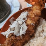 新日本料理おぶね - 食事：御前崎産 伊勢海老の天丼です。土鍋炊きのトリュフご飯の上に、仕上げに大きな伊勢海老の天ぷらの上にもたっぷりのトリュフを削って振りかけていただきました。 とてつもなくインパクトのある初めて見た一品で、贅沢極まりないお料理ですネ！