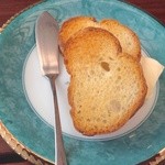 付け合わせのパン