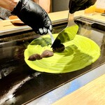 月島もんじゃ こぼれや - あんこ巻　甘いあんこを並べていきます