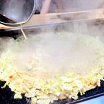 月島もんじゃ こぼれや - 明太チーズ餅もんじゃ　ダイナミックな音