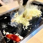 月島もんじゃ こぼれや - 明太チーズ餅もんじゃ　丁寧に調理くださいます