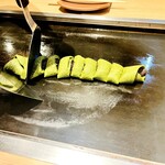 月島もんじゃ こぼれや - あんこ巻　食べやすいサイズに