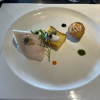 IL PINOLO SKY TERRACE 横浜 - 前菜3種盛合せ　左は鶏肉、真ん中はキッシュ、右はシュー、どれも美味しかった