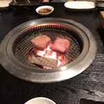 焼肉 福ちゃん 二代目 翔 - 店員さんが丁寧に焼いてくれます。