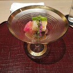 分とく山 - スイカともずくとカニと。　あっさりしつつも旨みがあり、そのバランスも最初の一品としてはベストかなと思いました。木のスプーンで食べられると温度を気にせず、ジュレのいいところをうまく反映できると思います。