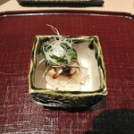 分とく山 - 鮎ともち米のお寿司　鮎の苦味が非常にいいアクセントでした。苦さの加減が絶妙に良かったです。