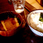 ことばのはおと - ごはんとお味噌汁。ご飯には味付け海苔が一枚乗っている心遣いもうれしい。