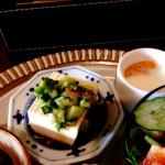 ことばのはおと - 青春ごはんプレート（1,000円：14:00以降のオーダーではドリンクとのセットで100円引き）のプチデザート（右奥）は、ぐい呑に作ったミニゼリー。杏仁豆腐風な感じ。