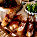 ことばのはおと - 青春ごはんプレート（1,000円：14:00以降のオーダーではドリンクとのセットで100円引き）のメインは、豚ロース肉のピカタ焼。