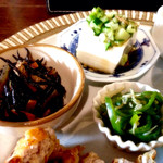 ことばのはおと - 青春ごはんプレート（1,000円：14:00以降のオーダーではドリンクとのセットで100円引き）の小鉢三品。ひじき煮と冷奴のオクラ乗せ、それと、じゃこピーマン。どれもごはんが進む安心の味。