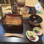 三嶋うなぎ 松子 - 極上鰻×ブロッコリー。そしてこのブロッコリー、とても美味しい。肝吸いもお漬物も全てが美味しいのです。あ、梅酒も頼んだけどとても鰻に合いました！