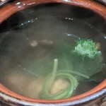 新日本料理おぶね - 留椀代わり：鱧と木の子の土瓶蒸し、三つ葉と酢橘を添えてあります。