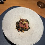 日本のイタリア料理店 sai - イカ墨を練り込んだタリオリーニ ペスカトーレ 越後の黒鮪