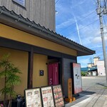 炭火焼 てんま  - 左側のホルモン居酒屋さんと間違えやすい