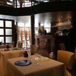 Astrance - こじんまりした店内で中２階があります。