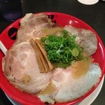 チャーシューメン！チャーシューがでかいー。スープも見えないw