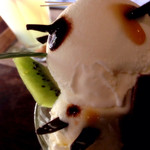 ことばのはおと - フレッシュキウイの初恋にゃんこパフェ（800円）の後ろ脚、近影。もちろんこっちにも肉球。