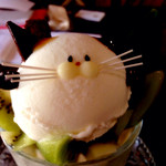 フレッシュキウイの初恋にゃんこパフェ（800円）の近影。いや、これはやばい。何がやばいって鼻袋がかわいさ1000％。耳も極薄の板チョコ。