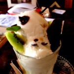 フレッシュキウイの初恋にゃんこパフェ（800円）のバックショット。しっぽは大きめなガトーショコラで出来てます。