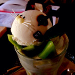 フレッシュキウイの初恋にゃんこパフェ（800円）は、すでにNAVERまとめなどでも出ている通り非常に人気で、週末だと13:30くらいまでには売り切れの札が出ます。