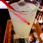 ことばのはおと - はおと特製ジンジャーエール（500円：フードやスイーツとセットオーダーで100円引き）。自家製のジンジャーエールって甘ったるいのが多いのですが、ここのはかなり辛口。それと柑橘の果汁もたっぷりmix。