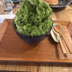うさぎや CAFE - 抹茶味のかき氷　中にあんこが詰まってます